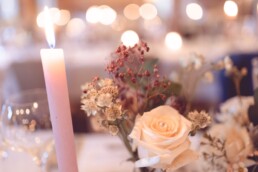 Blume und Kerze im Detail
